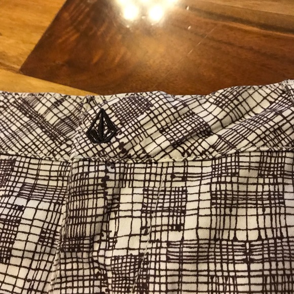 Volcom shorts - Picture 2 of 4